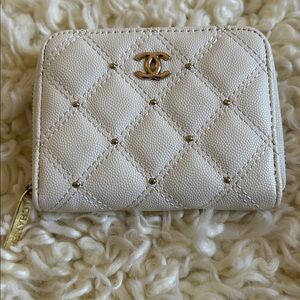 Gorgeous Cream Leather Quilted Diamond Shaped Zip around Wallet